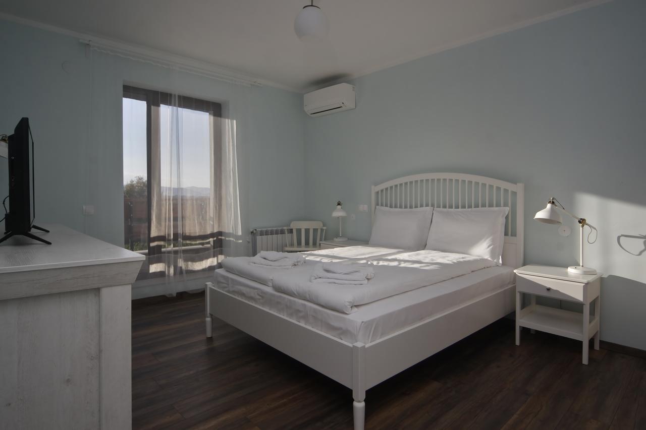 Esterra Vini Guest House Perushtitsa ภายนอก รูปภาพ